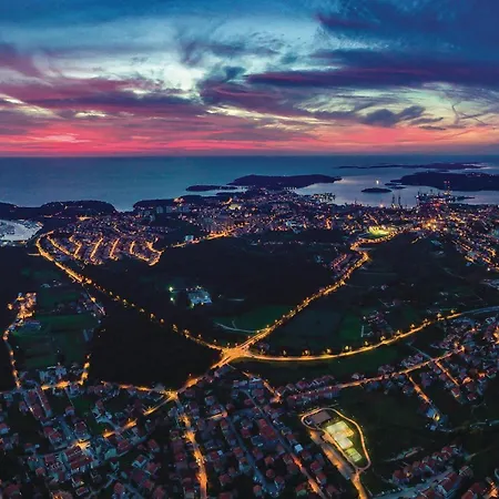 Appartement Amazing In With Kitchen Pula